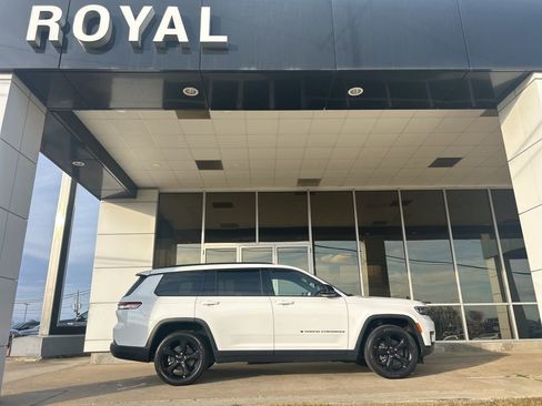 Used 2021 Jeep Grand Cherokee L Laredo image 1