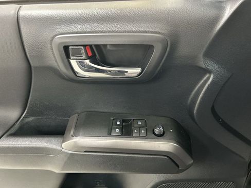 Used 2019 Toyota Tacoma TRD Sport w/ Technology Package AWD/4WD image 11