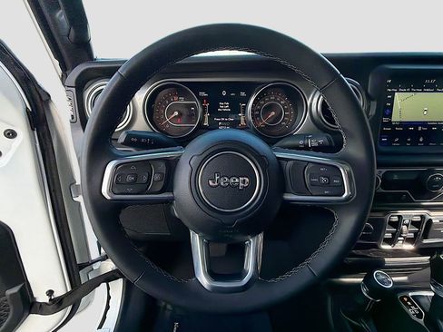 Used 2023 Jeep Gladiator Overland image 39