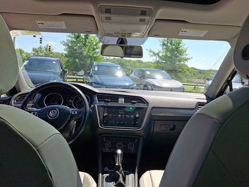Used 2019 Volkswagen Tiguan SE w/ Panoramic Sunroof Package FWD image 10