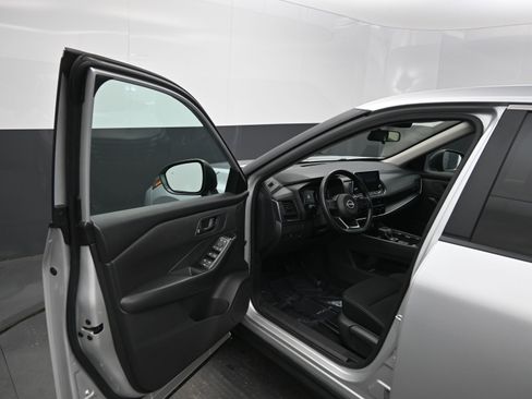 Used 2024 Nissan Rogue S image 18