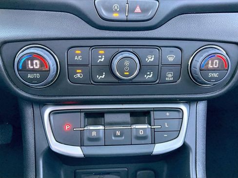 Used 2024 GMC Terrain SLT image 30