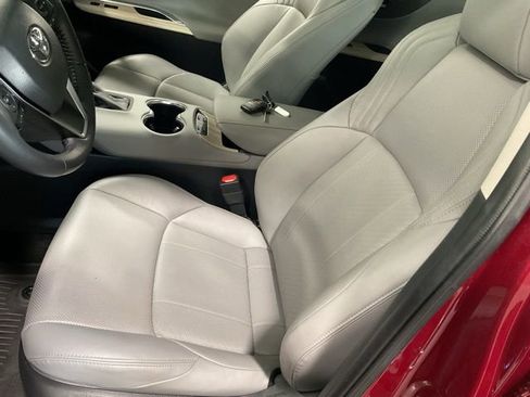 Used 2023 Toyota Venza Limited image 11