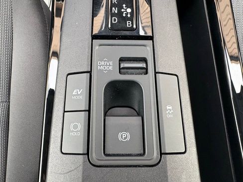 Used 2025 Toyota Prius LE image 32