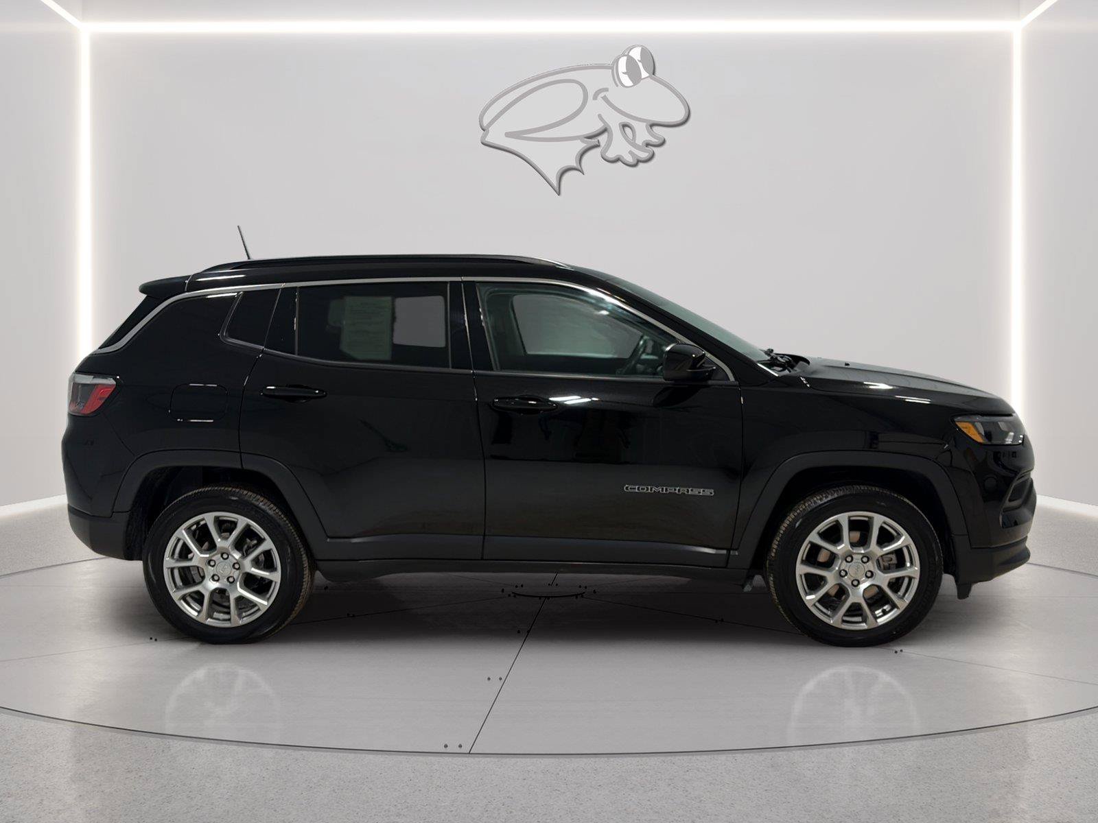 Used 2022 Jeep Compass Latitude w/ Sun and Sound Group AWD/4WD image 6