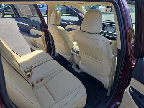 Certified 2019 Toyota Highlander XLE AWD/4WD image 14