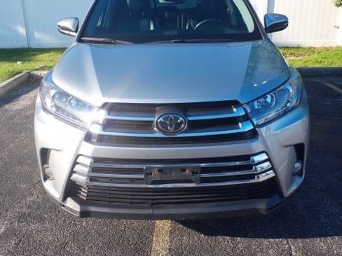 Used 2017 Toyota Highlander Limited AWD/4WD image 2