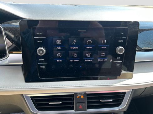 Used 2025 Volkswagen Taos SE w/ Panoramic Sunroof Package image 17