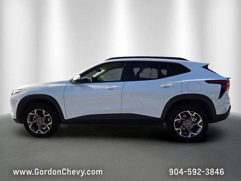 Certified 2025 Chevrolet Trax LT w/ LT Convenience Package FWD image 2