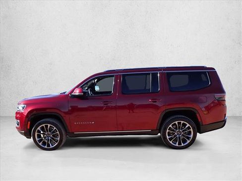 Used 2022 Jeep Wagoneer Series III w/ Premium Group I AWD/4WD image 2