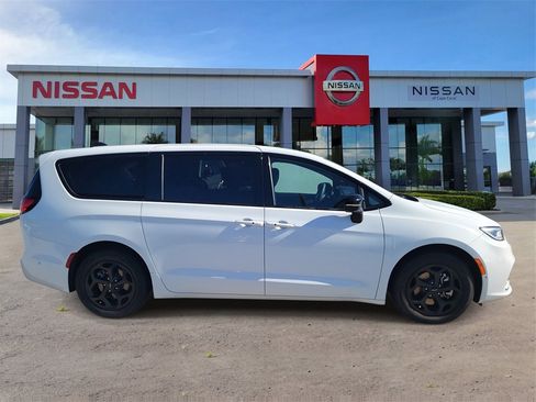 Used 2024 Chrysler Pacifica Select image 3