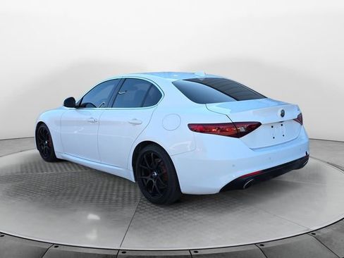Used 2018 Alfa Romeo Giulia image 3