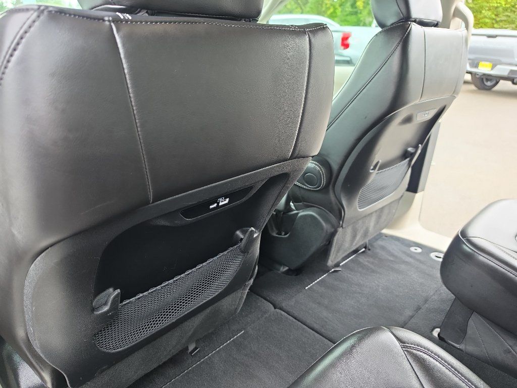 Used 2023 Chrysler Pacifica Touring-L FWD image 18