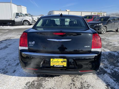 Used 2019 Chrysler 300 Limited image 7