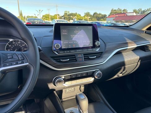 Used 2025 Nissan Altima 2.5 SV FWD image 17