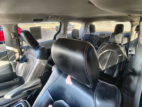 Used 2023 Chrysler Pacifica Touring-L FWD image 19