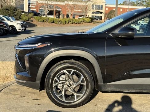 Used 2025 Chevrolet Trax LT image 11