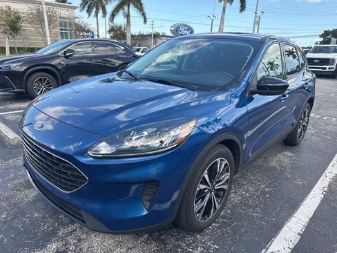 Used 2022 Ford Escape SE w/ SE Sport Appearance Package image 2