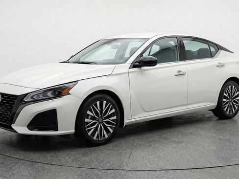 Used 2025 Nissan Altima 2.5 SV FWD image 3