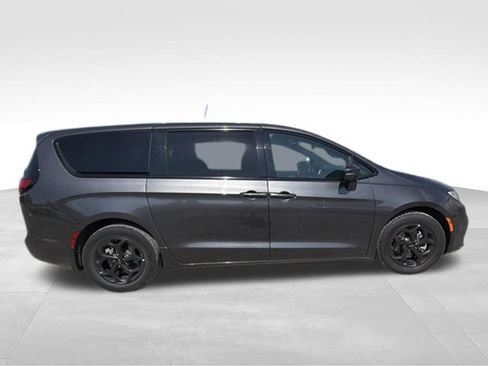 Used 2022 Chrysler Pacifica Touring-L w/ Uconnect Theater Family Group FWD image 37