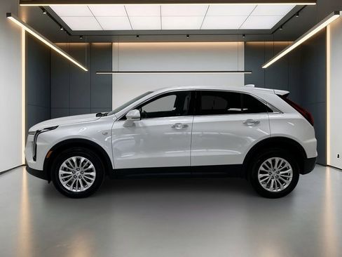Used 2024 Cadillac XT4 Luxury w/ Cold Weather Package FWD image 2
