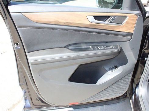 Used 2025 Volkswagen Atlas SE AWD/4WD image 19