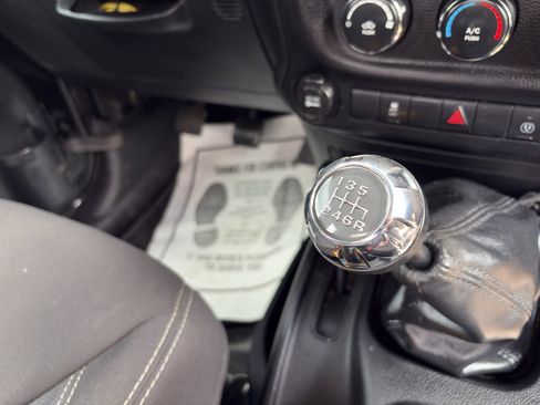Used 2013 Jeep Wrangler Rubicon AWD/4WD image 4
