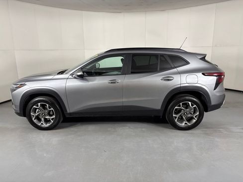 Used 2025 Chevrolet Trax LT w/ LT Convenience Package FWD image 5