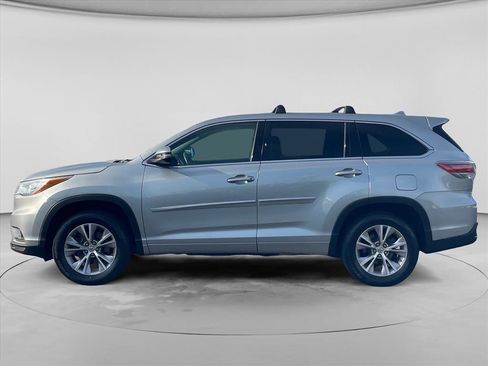 Used 2015 Toyota Highlander Plus FWD image 4