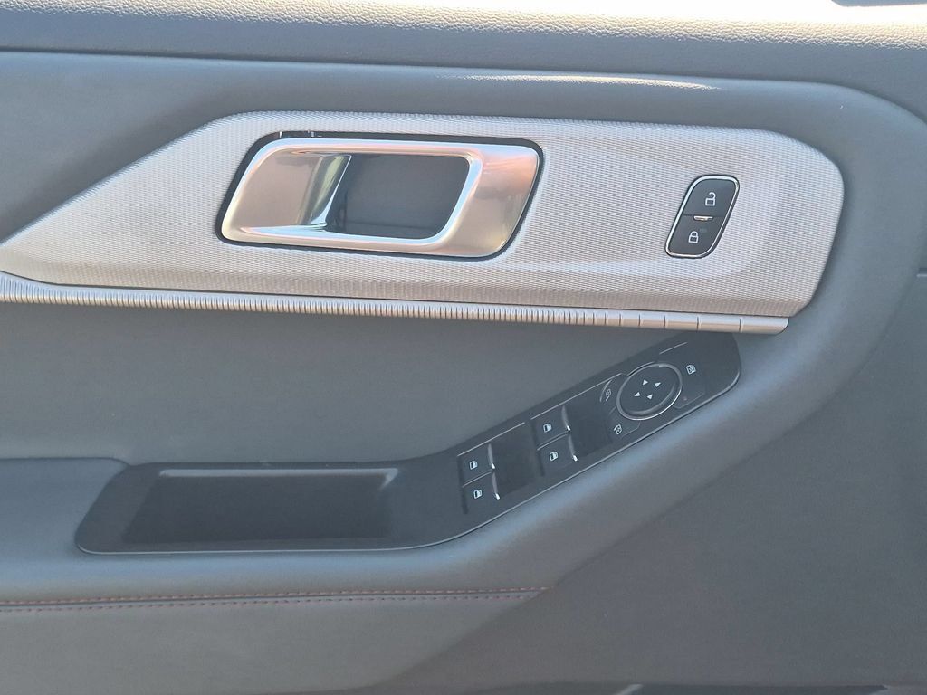 Used 2025 Ford Explorer Active RWD image 11