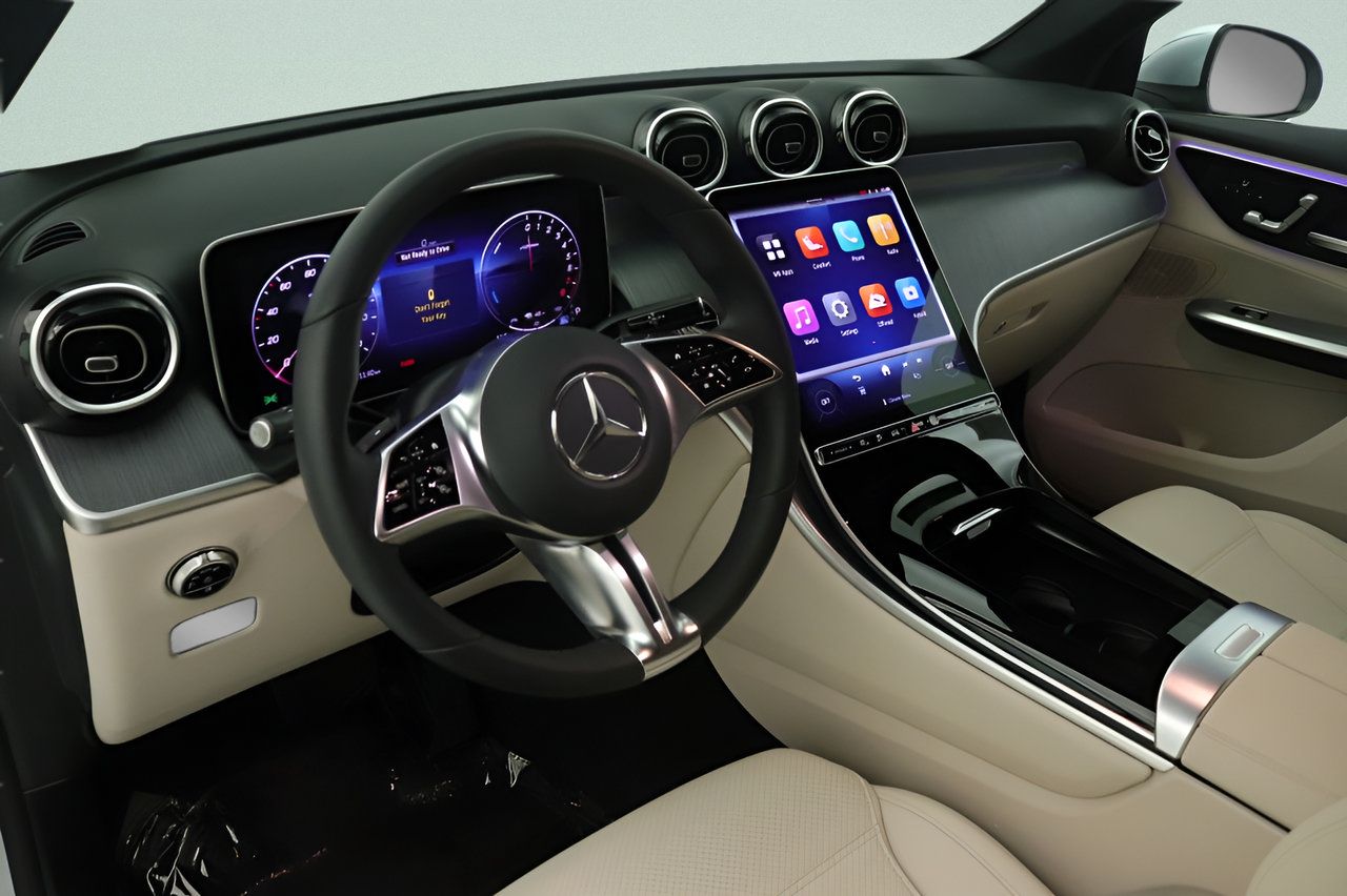 Used 2025 Mercedes-Benz GLC 350e 4MATIC image 14