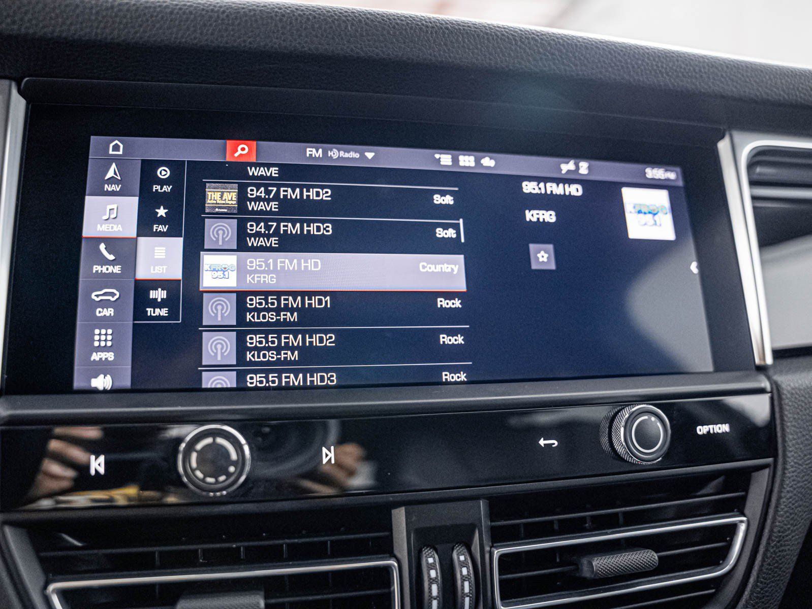 Certified 2023 Porsche Macan AWD/4WD image 22