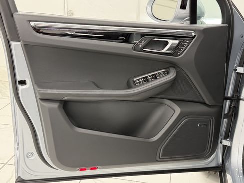 Certified 2026 Porsche Macan AWD/4WD image 27