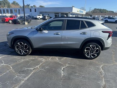 Used 2025 Chevrolet Trax RS w/ Driver Confidence Package image 2