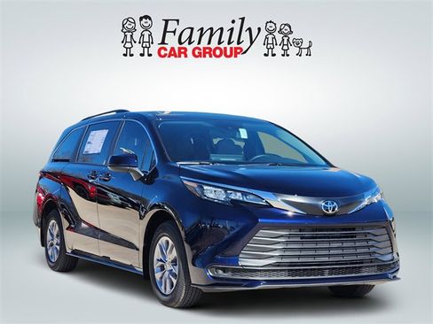 New 2026 Toyota Sienna LE image 2