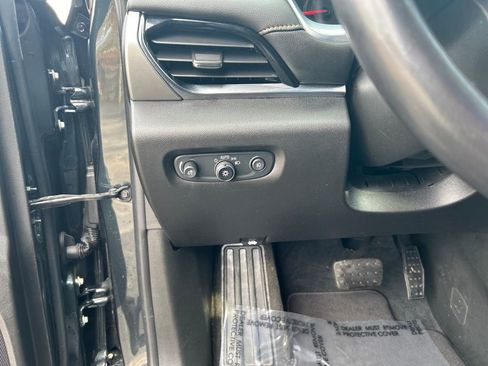 Used 2021 Chevrolet Traverse LT image 23