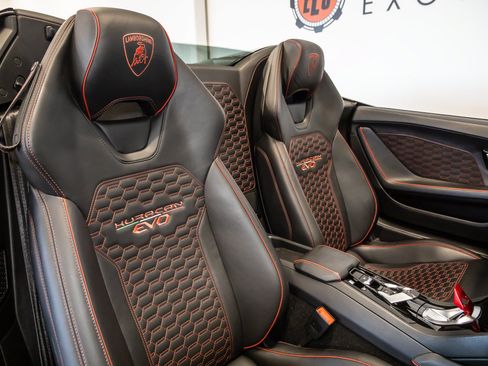 Used 2021 Lamborghini Huracan EVO RWD image 38
