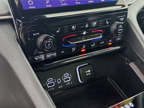 Certified 2025 Jeep Grand Cherokee Limited w/ Luxury Tech Group II AWD/4WD image 26
