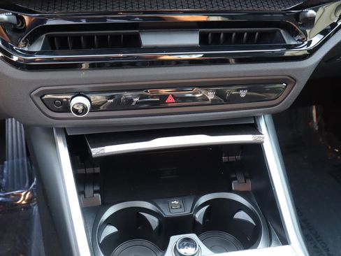 Used 2025 BMW 330i Sedan w/ M Sport Package image 21