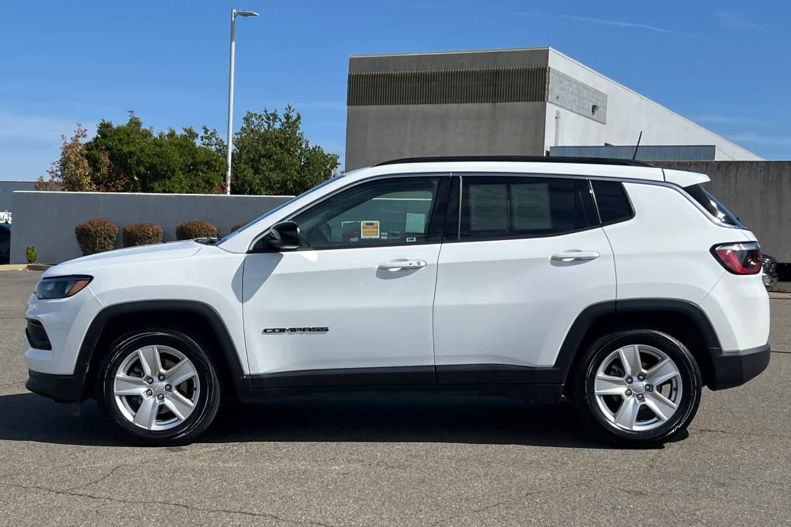 Used 2022 Jeep Compass Latitude FWD image 9