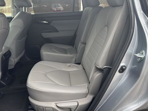 Used 2024 Toyota Highlander XLE image 12