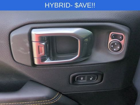 Used 2025 Jeep Wrangler Unlimited Sahara image 13