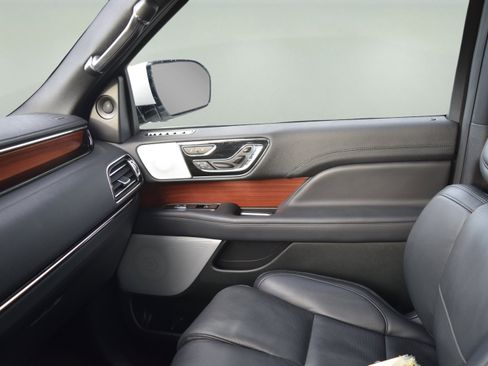 Used 2024 Lincoln Navigator L Reserve image 19