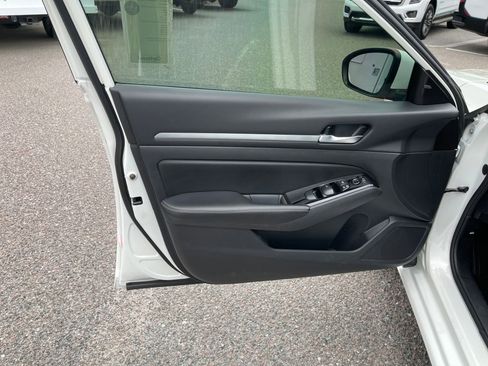 Used 2023 Nissan Altima 2.5 SV image 13