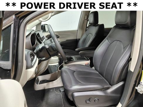 Certified 2024 Chrysler Pacifica Touring-L FWD image 17
