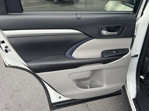 Used 2017 Toyota Highlander XLE image 15
