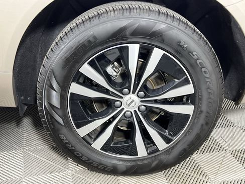 Certified 2025 Volvo XC60 B5 Core image 21