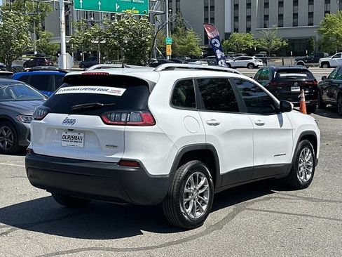 Used 2019 Jeep Cherokee Latitude Plus w/ Comfort/Convenience Group FWD image 3