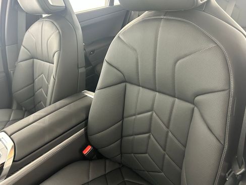 Used 2025 BMW 760i xDrive w/ Executive Package image 28