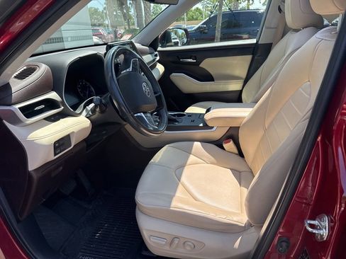 Used 2020 Toyota Highlander XLE AWD/4WD image 6